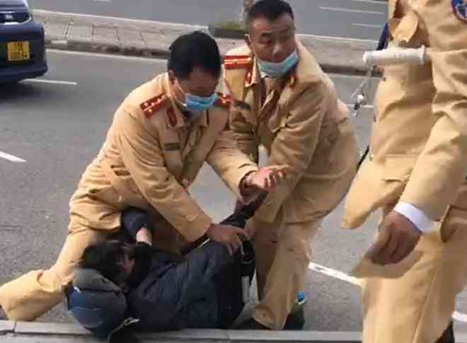 CLIP: Vượt đèn đỏ, nam thanh niên say rượu múa côn nhị khúc tấn công CSGT - 2