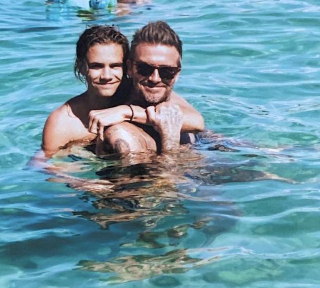 Cậu thứ nhà Beckham khoe body 6 múi nhưng vẫn thua người cha U50 - 7