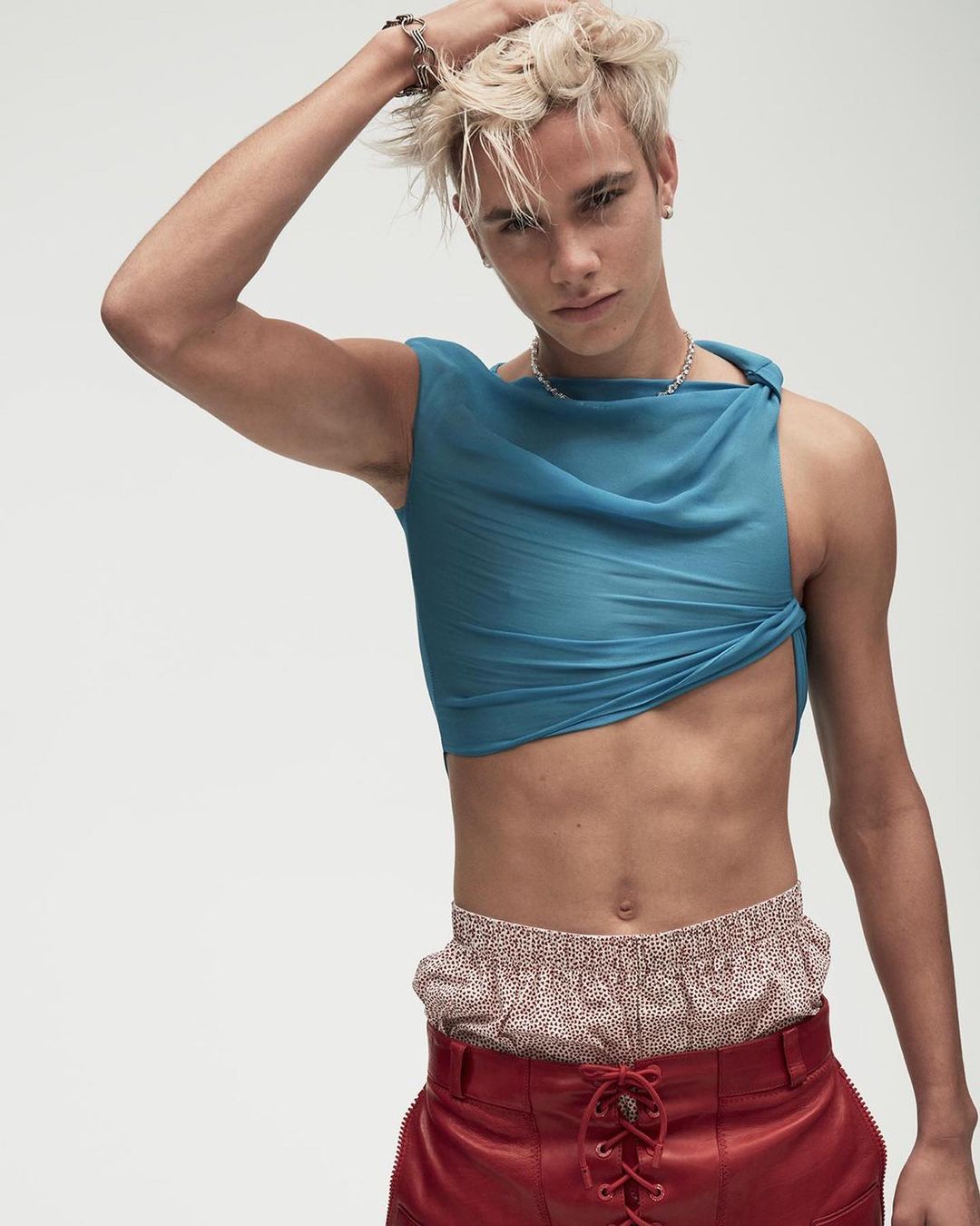 Cậu thứ nhà Beckham khoe body 6 múi nhưng vẫn thua người cha U50 - 3