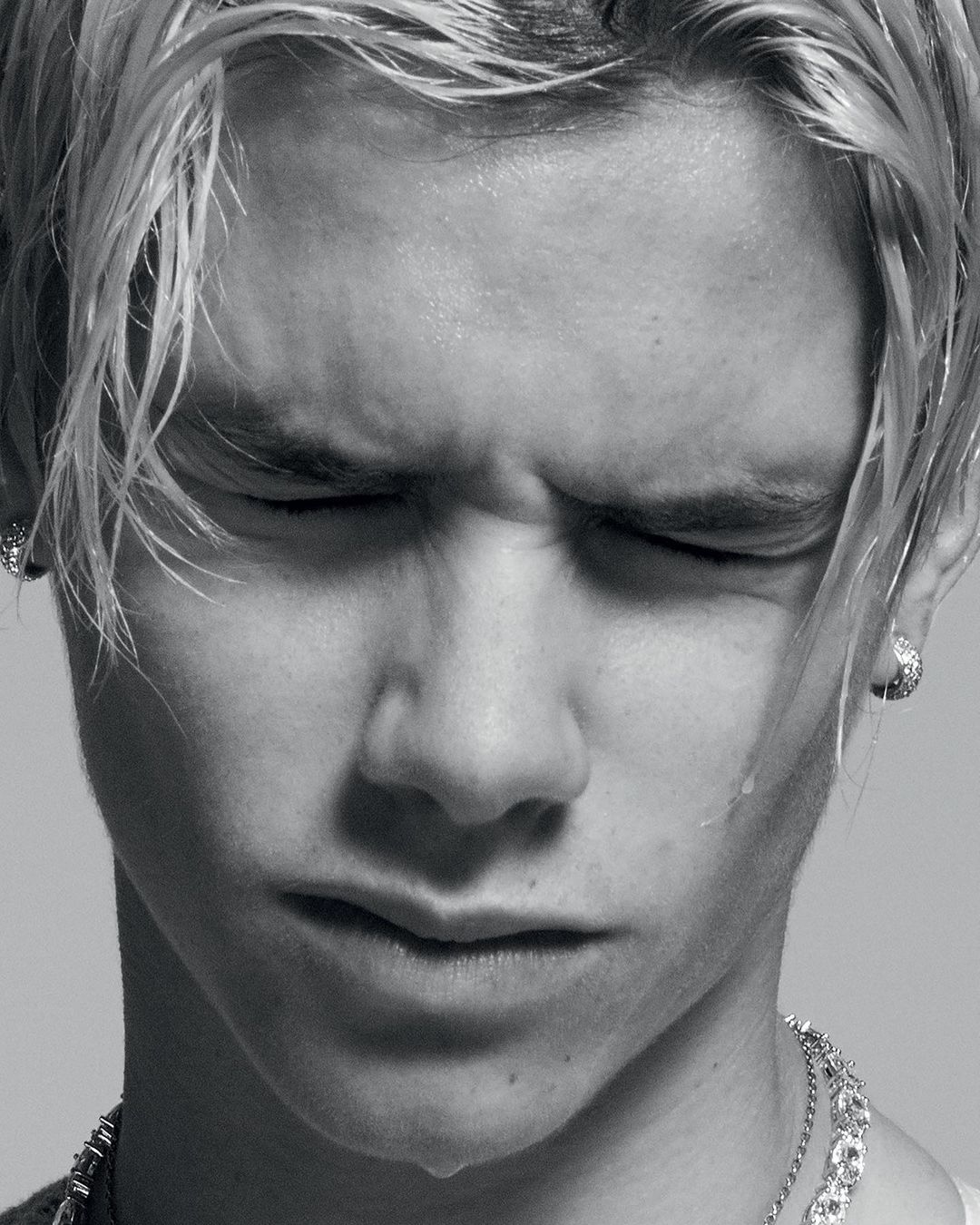 Cậu thứ nhà Beckham khoe body 6 múi nhưng vẫn thua người cha U50 - 2