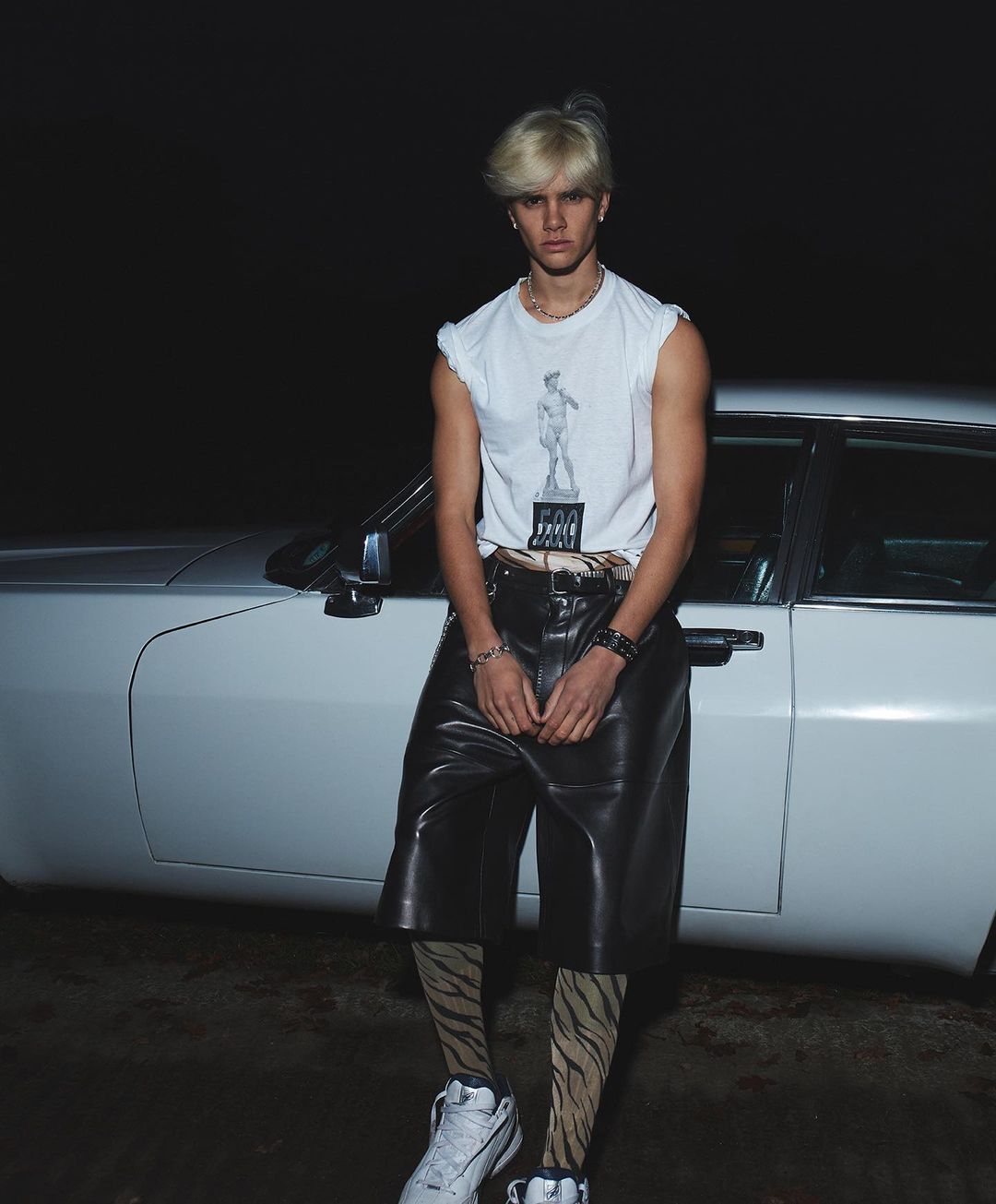 Cậu thứ nhà Beckham khoe body 6 múi nhưng vẫn thua người cha U50 - 6