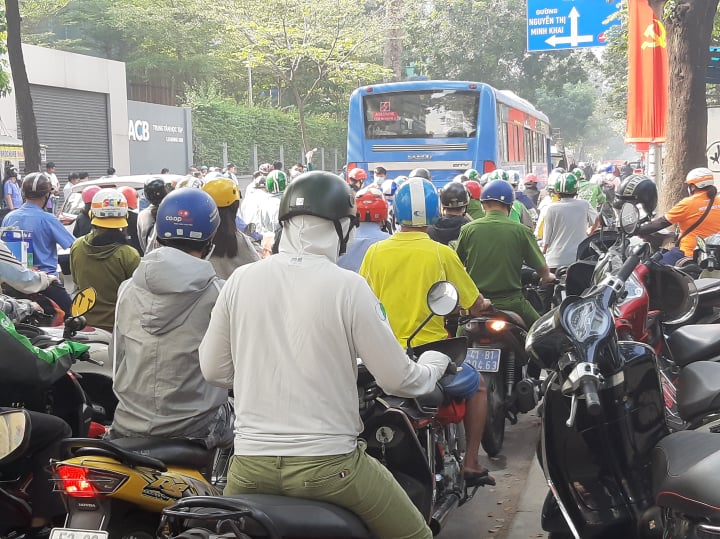 Cụ bà bán vé số chết thảm dưới bánh xe buýt trên đường phố Sài Gòn - 2