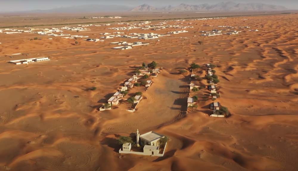 Từng là thị trấn xa hoa nhất Dubai nhưng nơi này giờ đã bị chôn vùi trong cát - 1