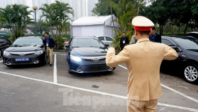 Cục CSGT kiểm định, gắn biển tạm thời cho hơn 100 xe phục vụ Đại hội XIII - 4