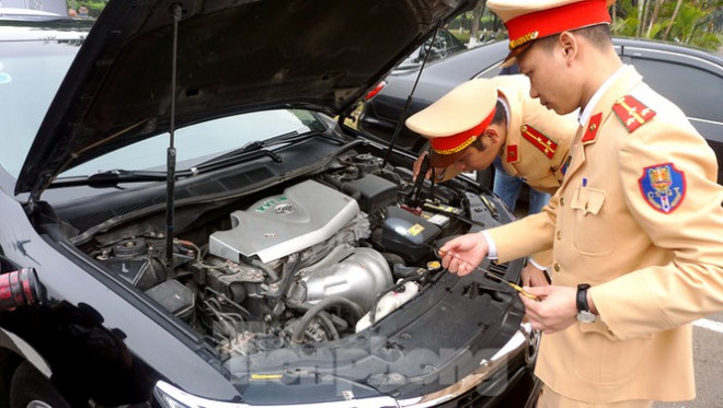 Cục CSGT kiểm định, gắn biển tạm thời cho hơn 100 xe phục vụ Đại hội XIII - 5