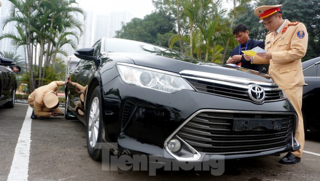 Cục CSGT kiểm định, gắn biển tạm thời cho hơn 100 xe phục vụ Đại hội XIII - 6