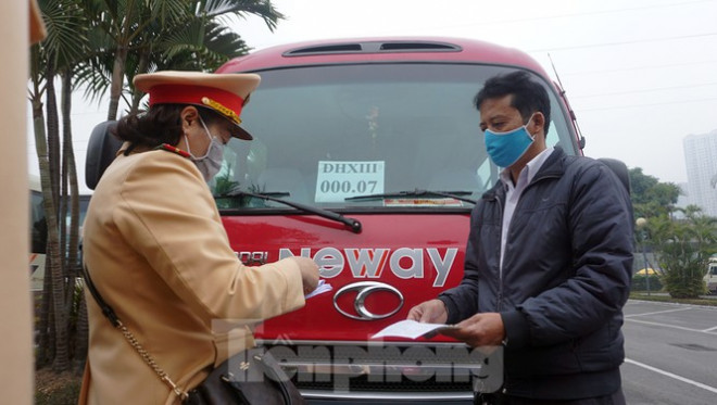 Cục CSGT kiểm định, gắn biển tạm thời cho hơn 100 xe phục vụ Đại hội XIII - 2