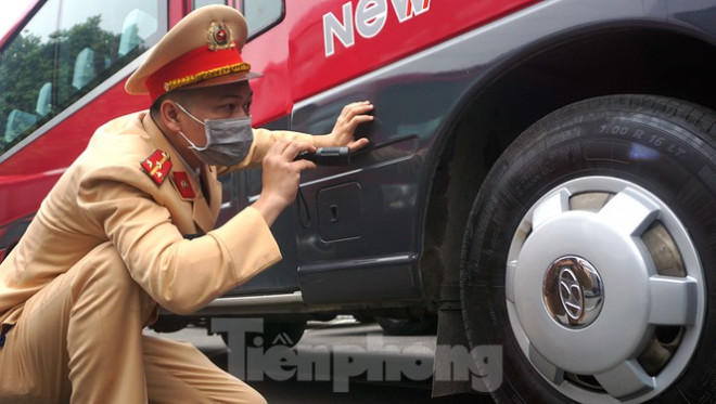 Cục CSGT kiểm định, gắn biển tạm thời cho hơn 100 xe phục vụ Đại hội XIII - 3