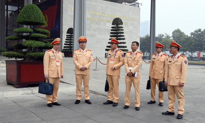 Cục CSGT kiểm định, gắn biển tạm thời cho hơn 100 xe phục vụ Đại hội XIII - 12