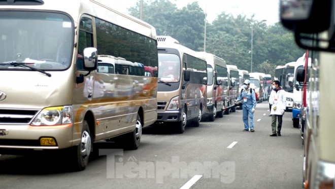 Cục CSGT kiểm định, gắn biển tạm thời cho hơn 100 xe phục vụ Đại hội XIII - 15