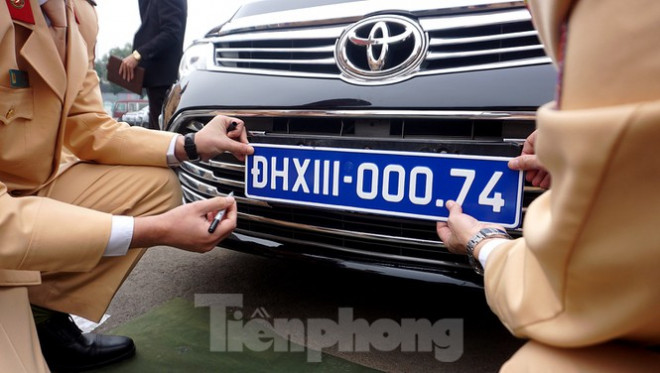 Cục CSGT kiểm định, gắn biển tạm thời cho hơn 100 xe phục vụ Đại hội XIII - 11