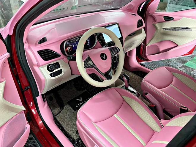 Cận cảnh VinFast Fadil độ nội thất hồng phấn và trần sao như Rolls-Royce - 1