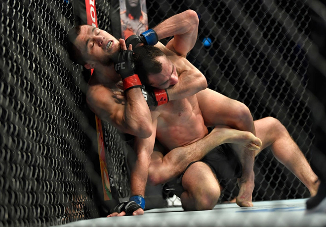 “Sư đệ” Khabib ra mắt UFC bằng đòn siết cổ “bóp nghẹt” đối thủ - 1