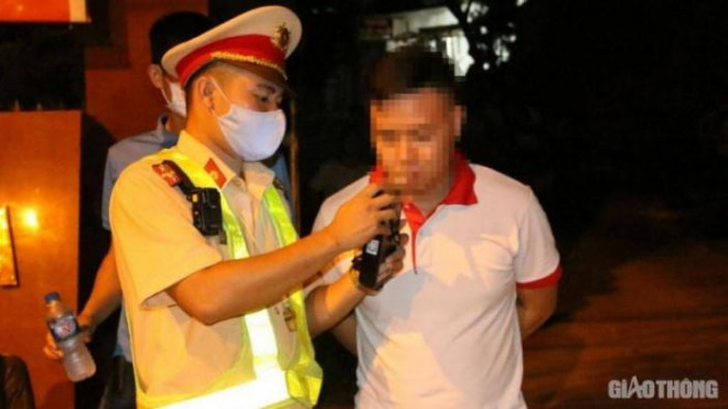 Tin tức 24h qua: Dùng côn nhị khúc đánh CSGT sau khi vượt đèn đỏ, nam thanh niên bị tạm giữ - 2