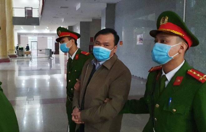 Hành động bất ngờ của ông Đinh La Thăng khi được dẫn giải đến tòa - 3