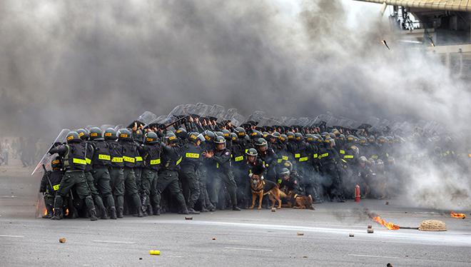 Cảnh sát cơ động khổ luyện trên thao trường, sẵn sàng bảo vệ Đại hội Đảng - 2
