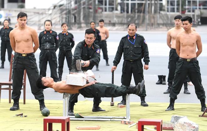 Cảnh sát cơ động khổ luyện trên thao trường, sẵn sàng bảo vệ Đại hội Đảng - 3
