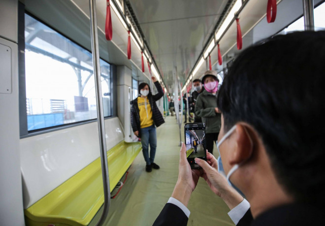 CLIP: Người dân ùn ùn tới nhà ga S1, soi nội thất tàu tuyến đường sắt Nhổn - ga Hà Nội - 9