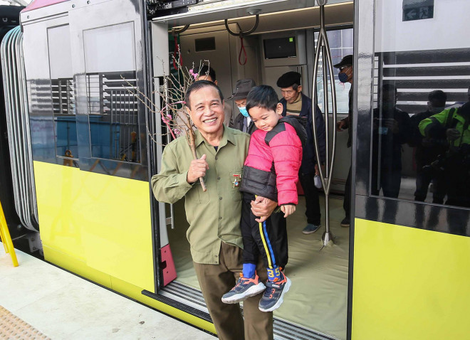 CLIP: Người dân ùn ùn tới nhà ga S1, soi nội thất tàu tuyến đường sắt Nhổn - ga Hà Nội - 16