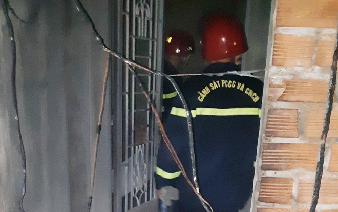 Cảnh sát cứu 5 người trong căn nhà cháy ở Sài Gòn - 2