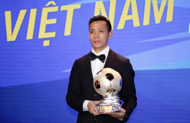 Văn Quyết bất ngờ “ẵm” danh hiệu VĐV tiêu biểu toàn quốc 2020 - 1