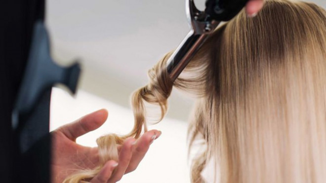 Làm đẹp đón Tết: Tự làm tóc xoăn sóng to vào nếp ngay tại nhà đẹp như ở ngoài tiệm - 4