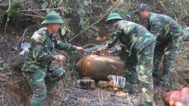 Người dân tá hoả phát hiện quả bom nặng 600kg trên QL6 qua Sơn La - 1