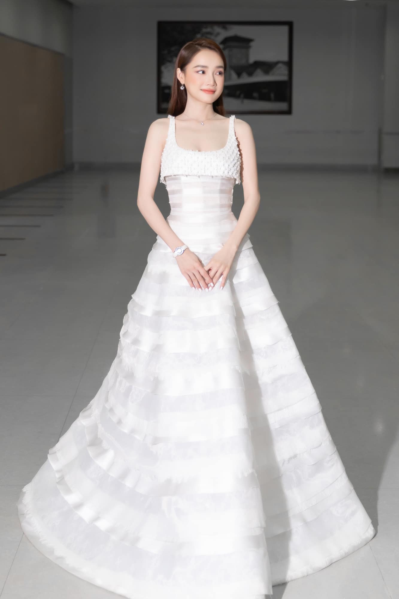 Đỗ Mỹ Linh như công chúa giáng trần nhờ màn lên đồ "thần sầu" của Kye Nguyễn - 4