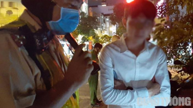 Vi phạm nồng độ cồn mức "khủng", thanh niên chắp tay xin tha "vì mẹ bị té” - 3