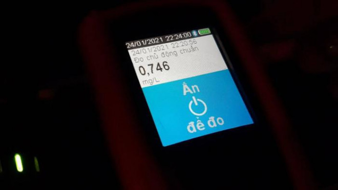 Vi phạm nồng độ cồn mức "khủng", thanh niên chắp tay xin tha "vì mẹ bị té” - 2