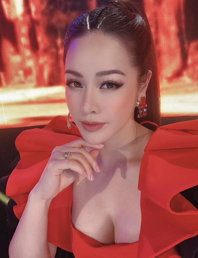 Nhật Kim Anh được coi là nữ đại gia ngầm trong showbiz Việt khi sở hữu khối tài sản kếch xù. Nữ ca sĩ, diễn viên sinh năm 1985 bước sang năm 2021 là năm tuổi Sửu của chính mình.
