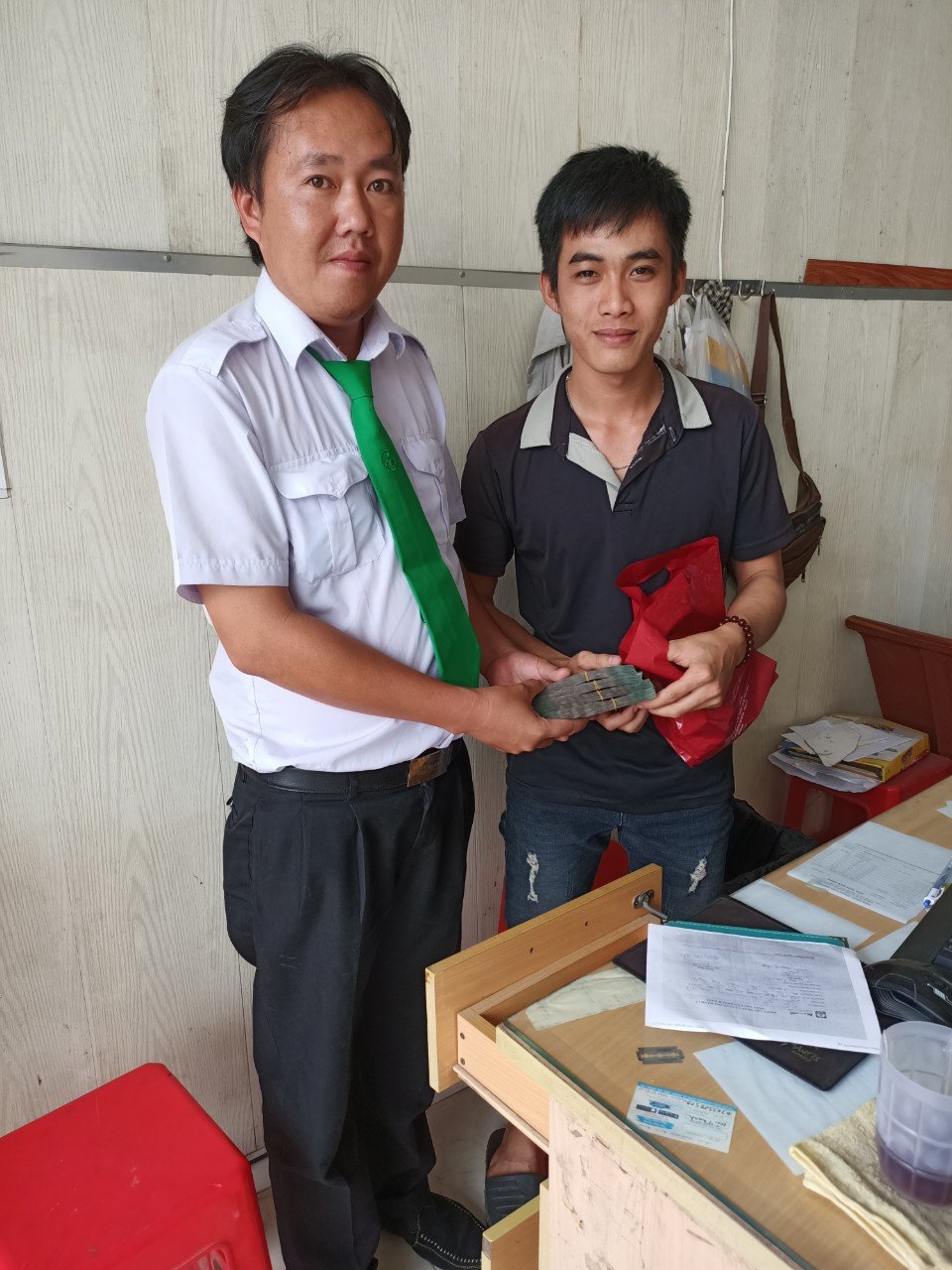 Tài xế taxi trả lại 200 triệu đồng cho hành khách bỏ quên - 1