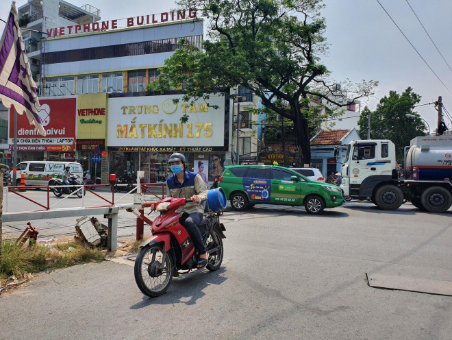 TP HCM: Ớn lạnh xe lửa sắp tới, nam shipper vẫn cố băng ngang và bị kéo lê - 2