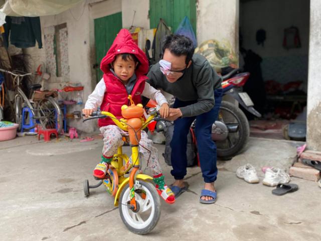 Tin tức trong ngày - Mong ước trong năm mới của ông bố ôm con đi bán bọc chân chống xe máy