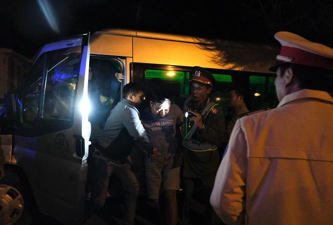 Phạt tài xế cố thủ trong xe livestream 44 triệu đồng - 2