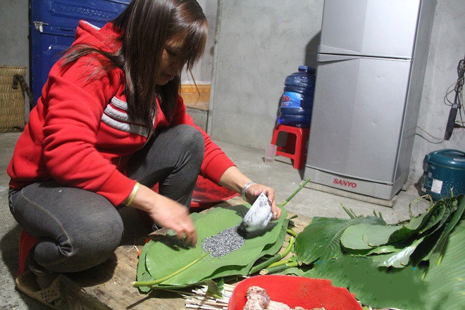 Điều đặc biệt về phong tục gói bánh chưng đen dịp Tết của người Thu Lao - 1