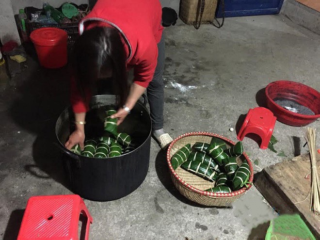 Điều đặc biệt về phong tục gói bánh chưng đen dịp Tết của người Thu Lao - 4