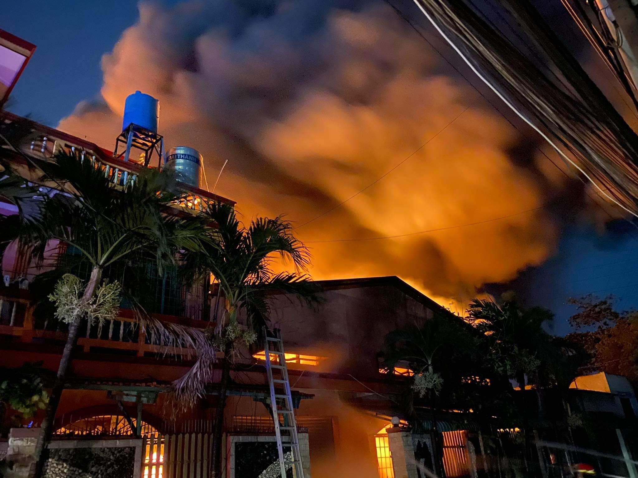 Đang cháy lớn tại kho chứa vải ở Sài Gòn - 2