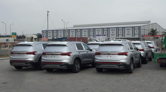 Lô xe Hyundai Santa Fe 2021 bất ngờ xuất hiện tại Việt Nam với đặc điểm lạ - 1