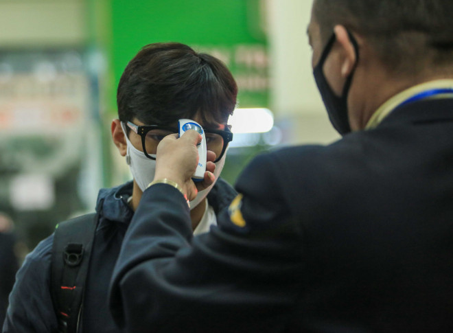 CLIP: Bến xe khách siết chặt phòng chống dịch Covid-19 - 3