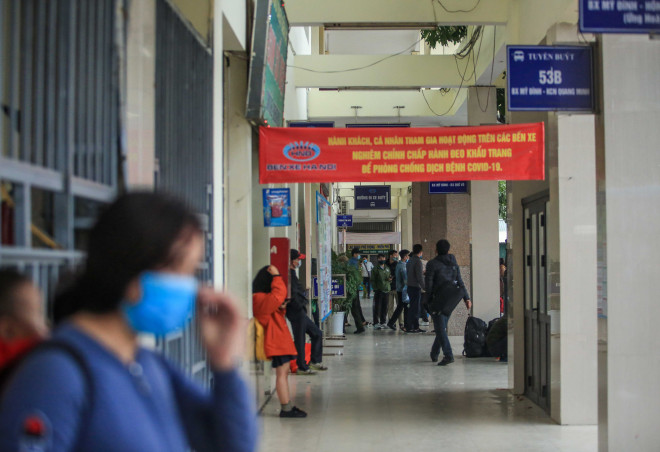 CLIP: Bến xe khách siết chặt phòng chống dịch Covid-19 - 2