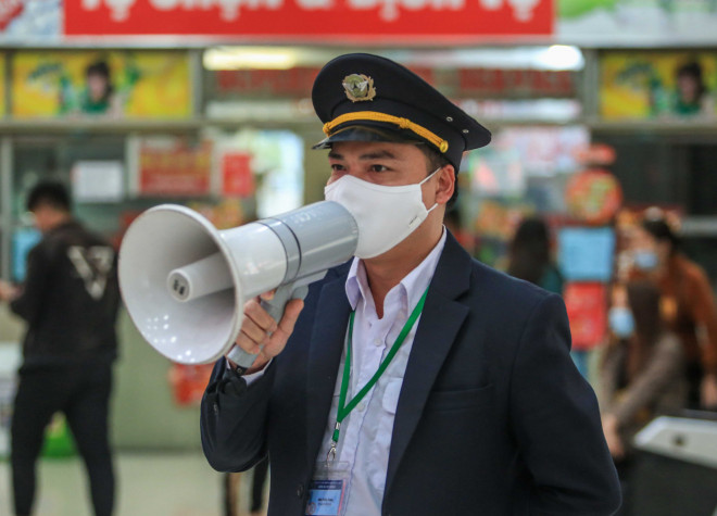 CLIP: Bến xe khách siết chặt phòng chống dịch Covid-19 - 4