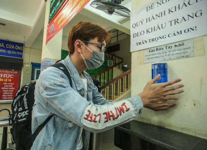 CLIP: Bến xe khách siết chặt phòng chống dịch Covid-19 - 9