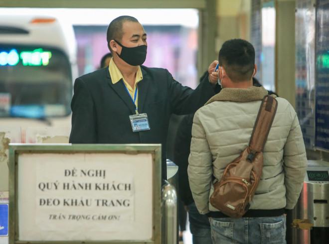 CLIP: Bến xe khách siết chặt phòng chống dịch Covid-19 - 8