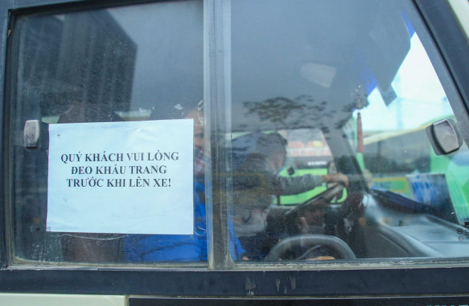 CLIP: Bến xe khách siết chặt phòng chống dịch Covid-19 - 11