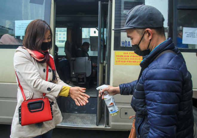 CLIP: Bến xe khách siết chặt phòng chống dịch Covid-19 - 12