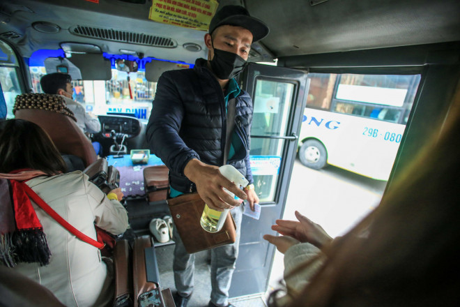 CLIP: Bến xe khách siết chặt phòng chống dịch Covid-19 - 14