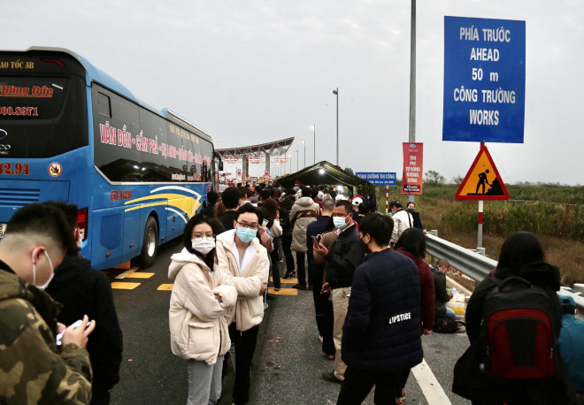 CLIP: Xếp hàng khai báo y tế nhập cảnh vào nơi dịch Covid-19 diễn biến phức tạp - 2