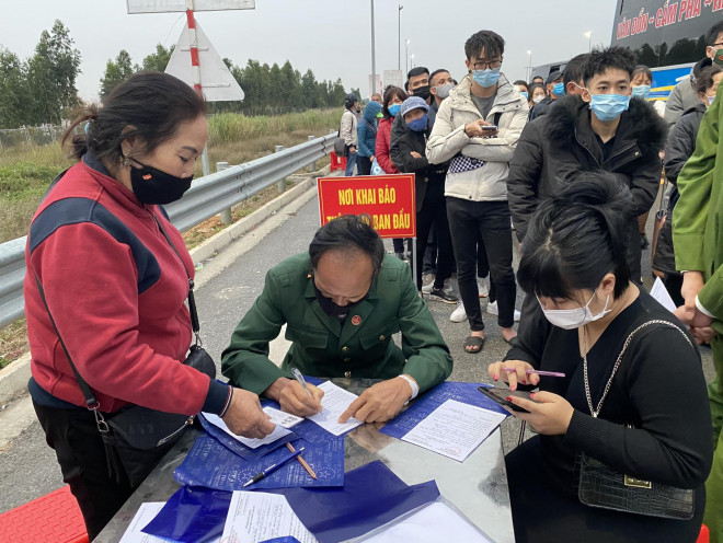CLIP: Xếp hàng khai báo y tế nhập cảnh vào nơi dịch Covid-19 diễn biến phức tạp - 4