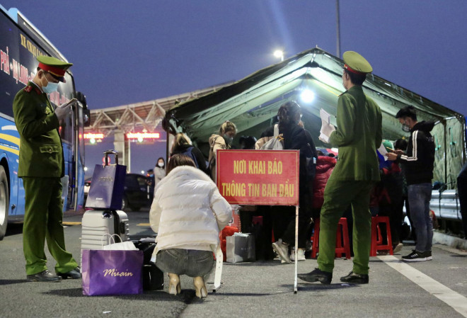 CLIP: Xếp hàng khai báo y tế nhập cảnh vào nơi dịch Covid-19 diễn biến phức tạp - 5